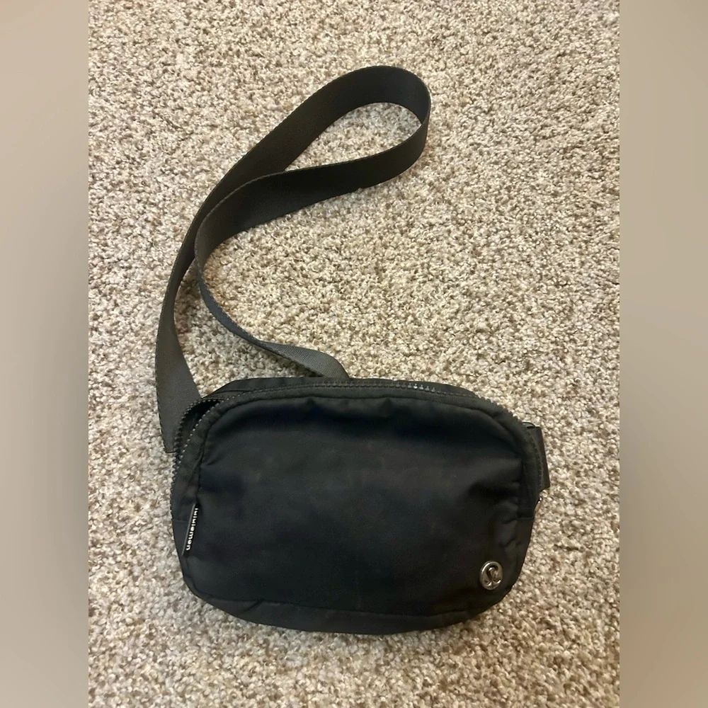 Lululemon Everywhere Belt Bag Black 1L Adjustable Strap MSRP $70 - Picture 2 of 5